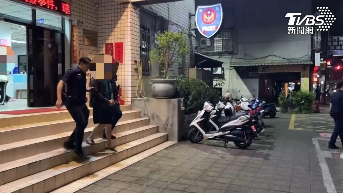 小巷會車互不讓!新北駕駛當街「亮槍」逼退對方 下場超悽慘