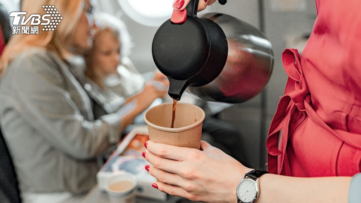 不是酒類!機上「1飲料」空服員崩潰求別點 背後原因曝