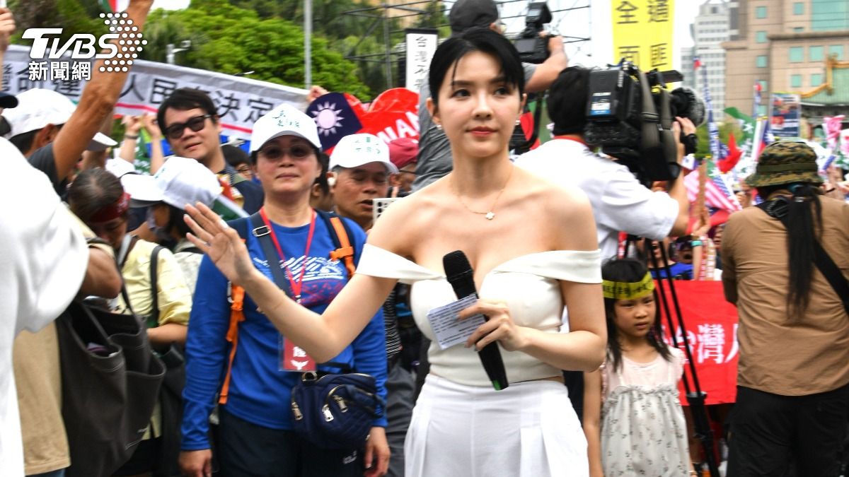 顏翎熹火辣出席419大遊行,讓網友好奇國民黨426如何接招?(圖/胡瑞麒攝)