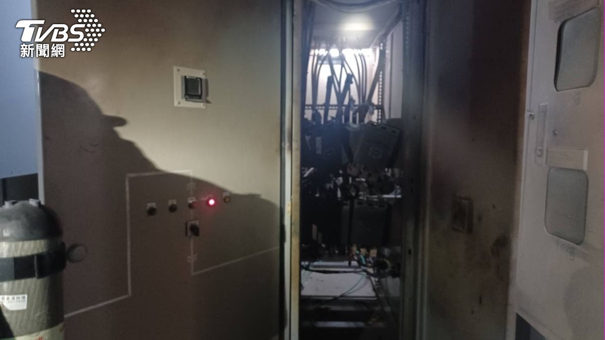 8名工人於機房施做水電工程,發生電線短路感電意外。(圖/TVBS)