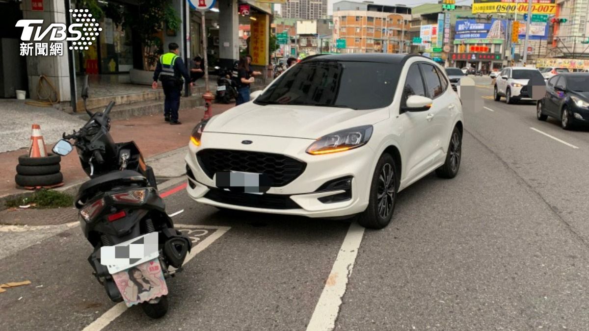到底誰錯?汽車靠右晚打方向燈害撞 機車「騎在這」吞罰單