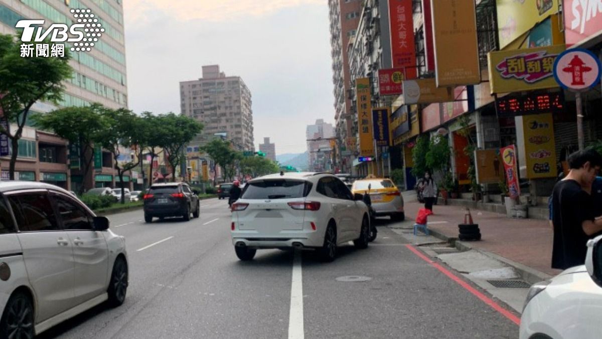 桃園市龜山區萬壽路一段90號前,發生一起碰撞事故。(圖/TVBS)