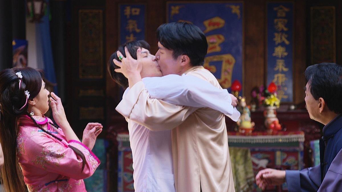 陳詮諺(左)激吻蘇安邦。(圖/三立提供)
