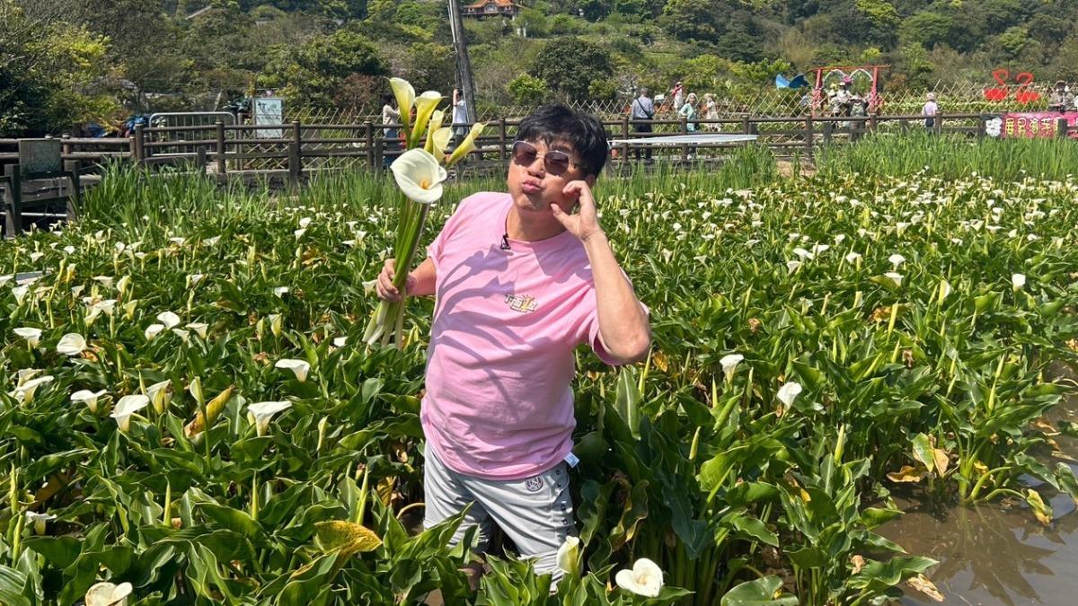 65歲胡瓜第一次搭公車!陽明山採海芋「寸步難行」 旁人攙扶救援