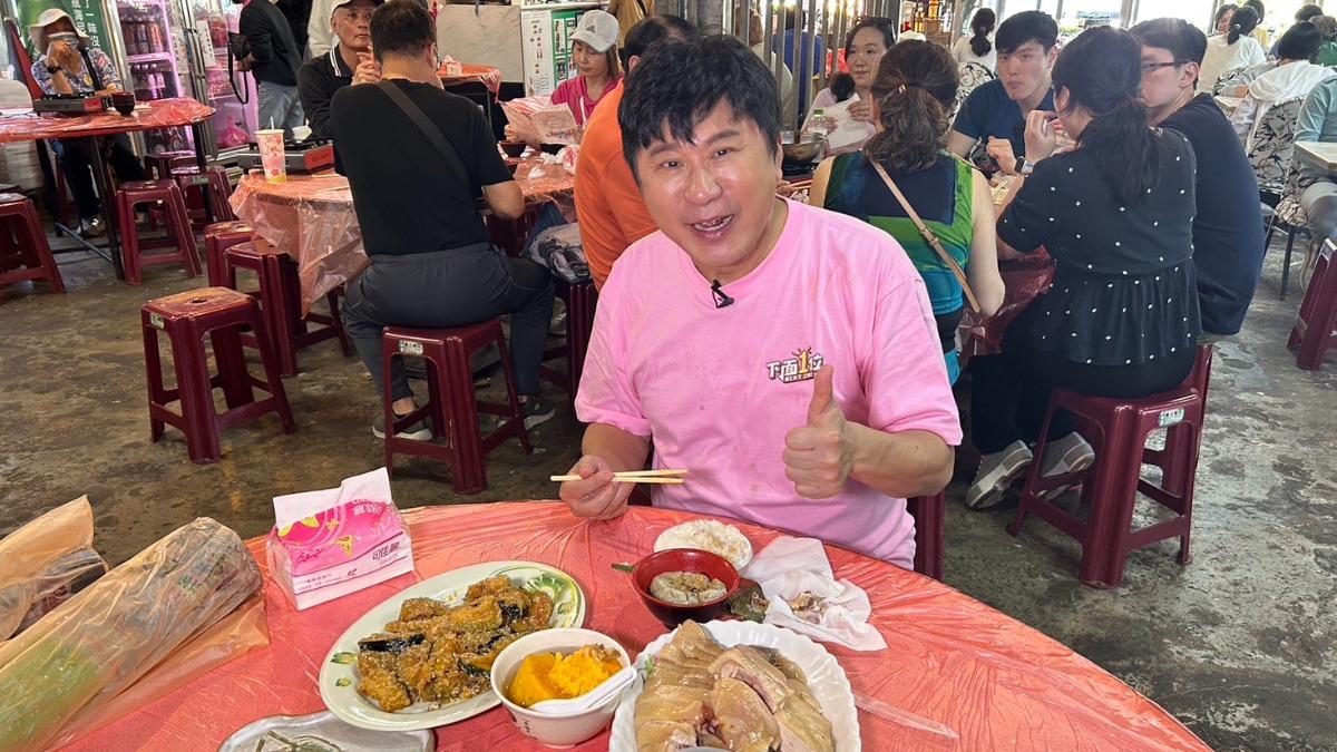 胡瓜如願大啖美食。(圖/下面一位提供)