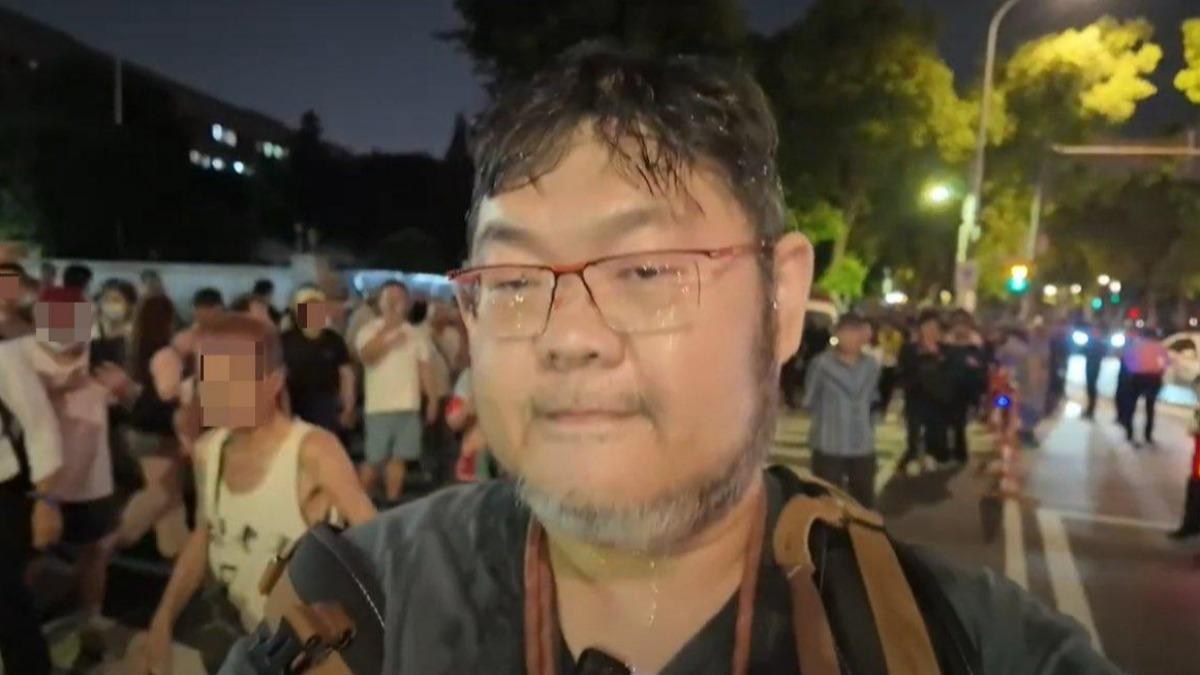 四叉貓遭現場民眾潑飲料。（圖／翻攝自四叉貓YouTube）