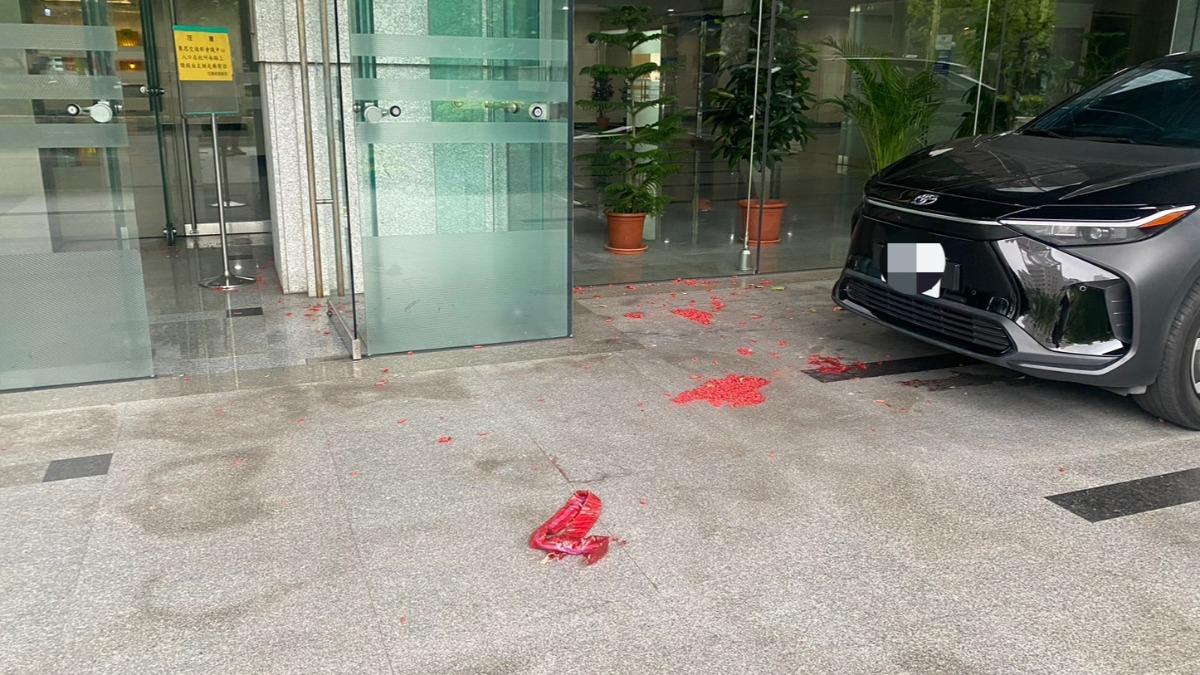 北市女罵完政府「交通部門口放鞭炮」 官員座車無辜挨炸