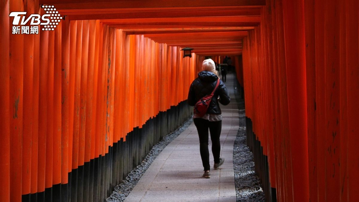 神社變成遊樂園!外國客拿籤筒當玩具、鳥居跳舞 日本人怒了