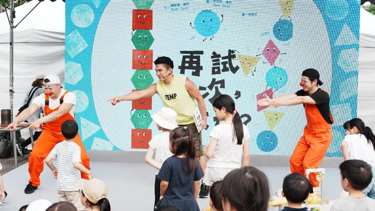 江振愷Terry將說故事變成小丑歡樂特技舞台。(圖/媽媽寶寶雜誌提供)