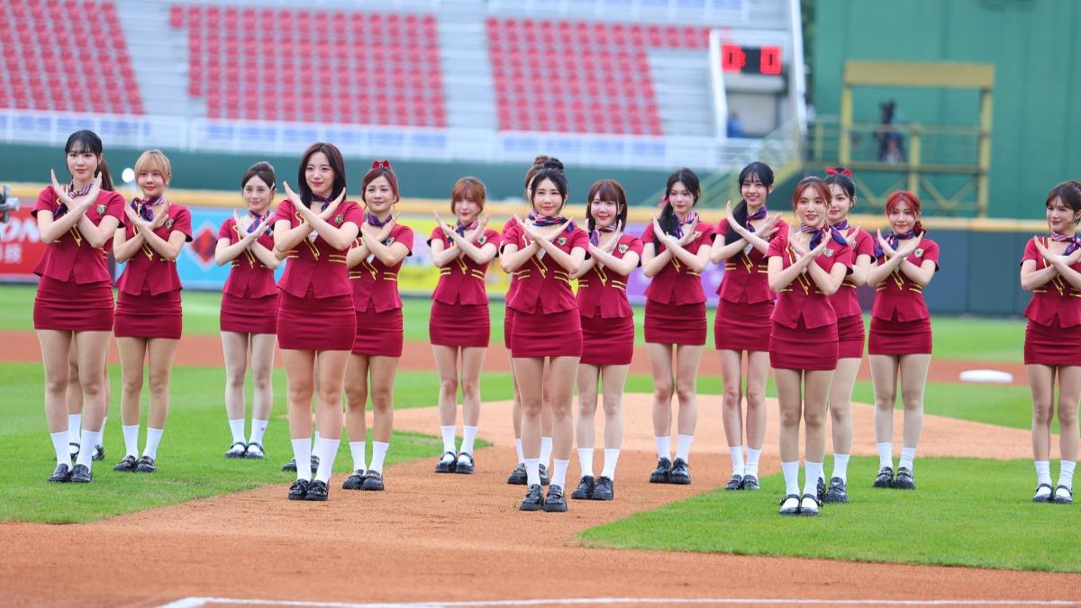 啦啦隊女神應援「濕身」!休息室爆汗被拍 河智媛空姐裝超辣