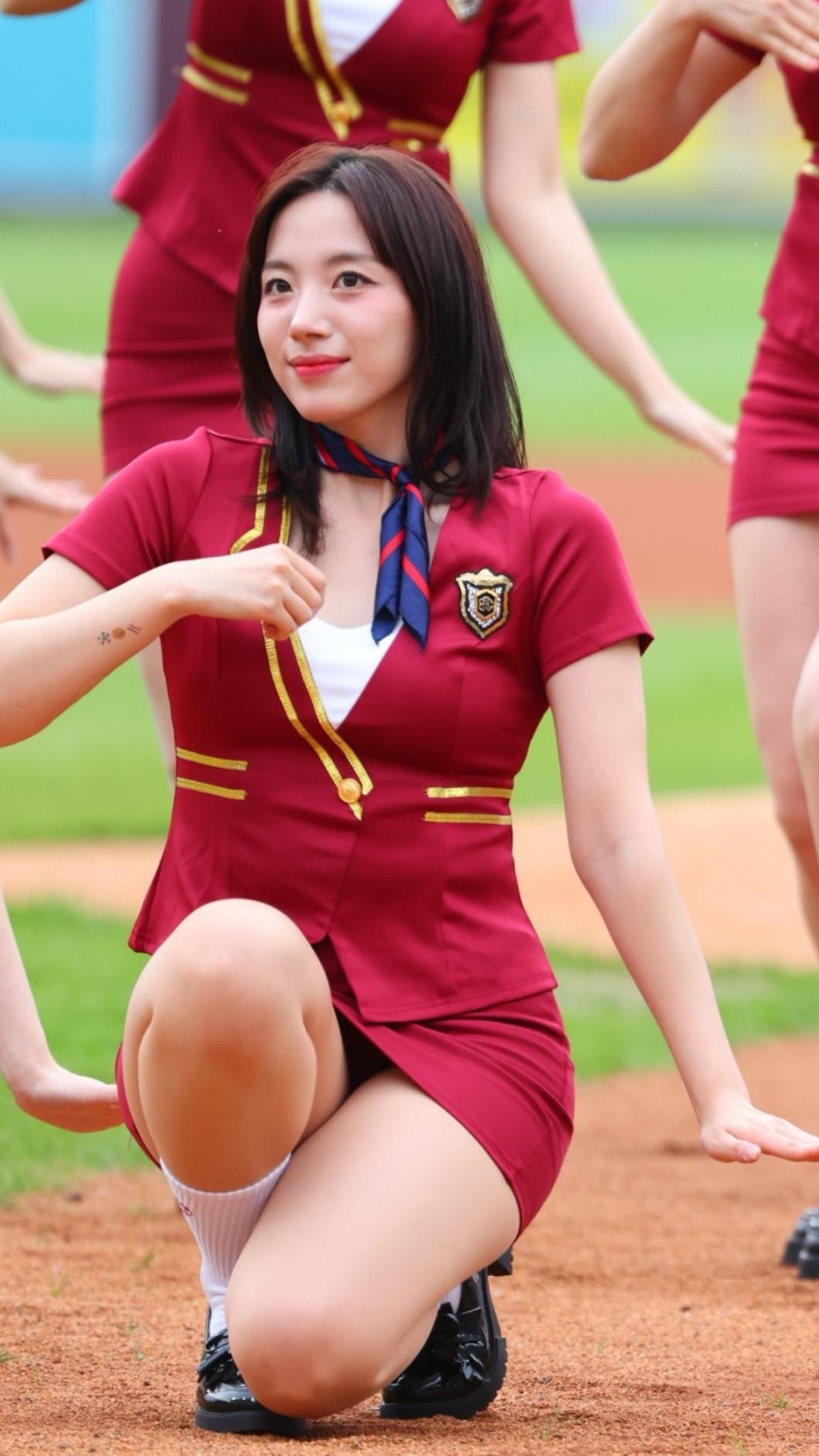 河智媛穿空姐裝應援。(圖/樂天桃猿提供)
