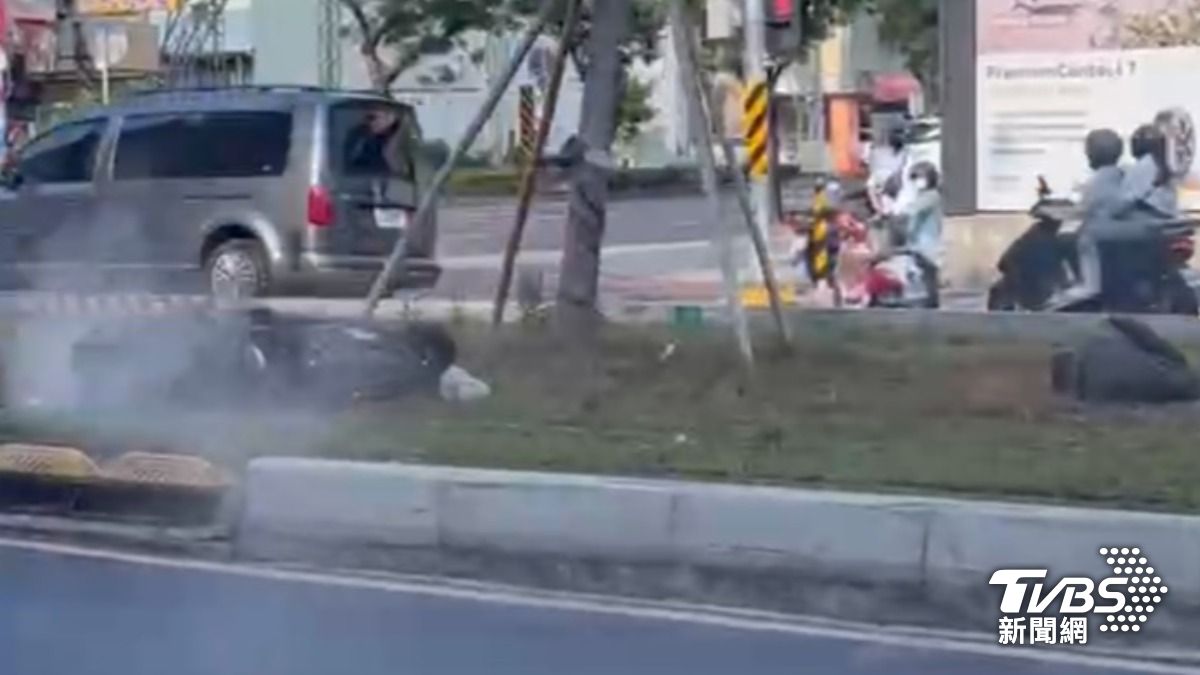 朱男痛苦哀號倒臥軌道上，機車則狂冒出白煙。（圖／TVBS）