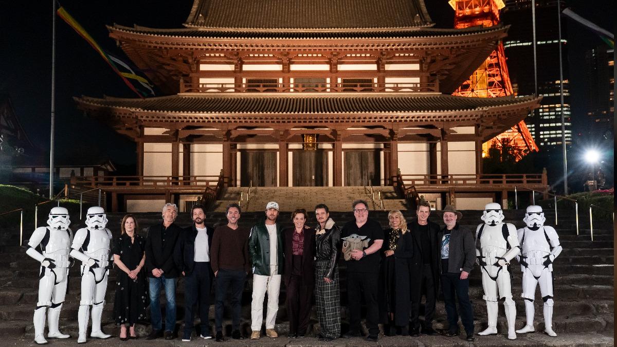 總裁凱瑟琳甘迺迪(左三起)、導演東尼吉洛伊、迪亞哥路那、導演尚恩李維、萊恩葛斯林、雪歌妮薇佛、佩德羅帕斯卡、導演強法洛、羅莎瑞道森、海登克里斯坦森、創意長戴夫費羅尼與「星戰」帝國風暴兵一同在增上寺前合影。(圖/盧卡斯影業提供)