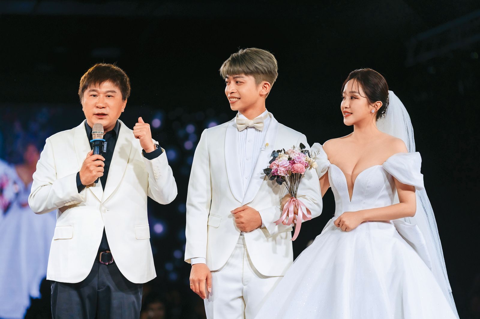 賴慧如(右起)與老公劉家銘結婚一年多補辦婚禮,請來胡瓜當證婚人。(鯊魚婚紗攝影提供)