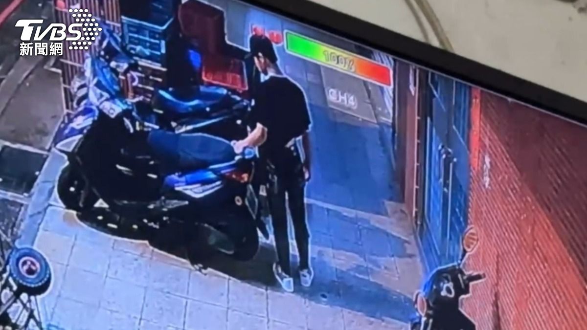 基隆深夜機車慘遭縱!坐墊燃燒竄火球 黑衣男被全程錄下