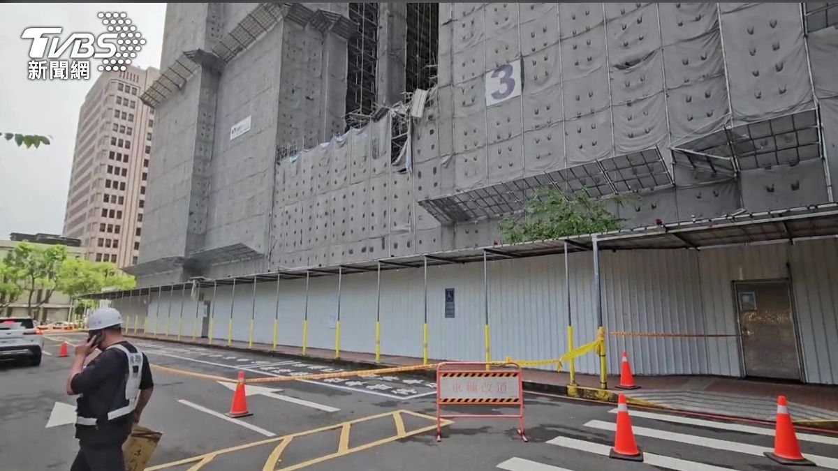 所幸倒塌鷹架並無掉落路面目前並未傳出人員傷亡。（圖／TVBS）