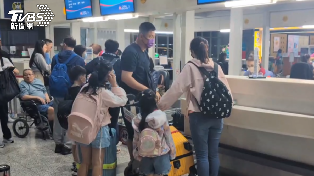 不少台南民眾準備出國。(圖/TVBS)
