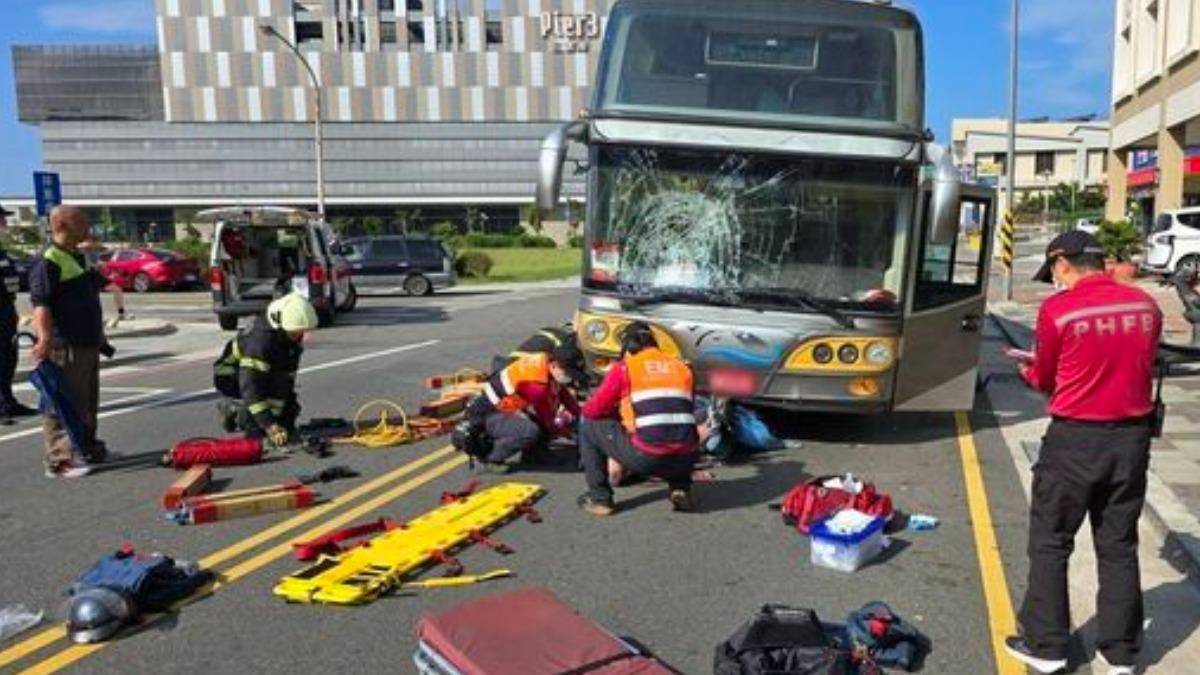 澎湖馬公接連2嚴重車禍！7旬翁捲遊覽車底　男駕駛自撞命危