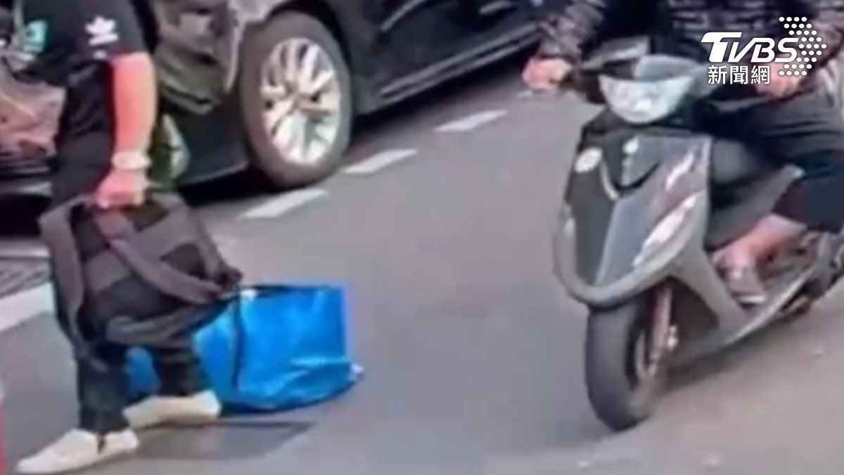 計程車竊案！男下車「順手牽羊」偷包。（圖／TVBS）