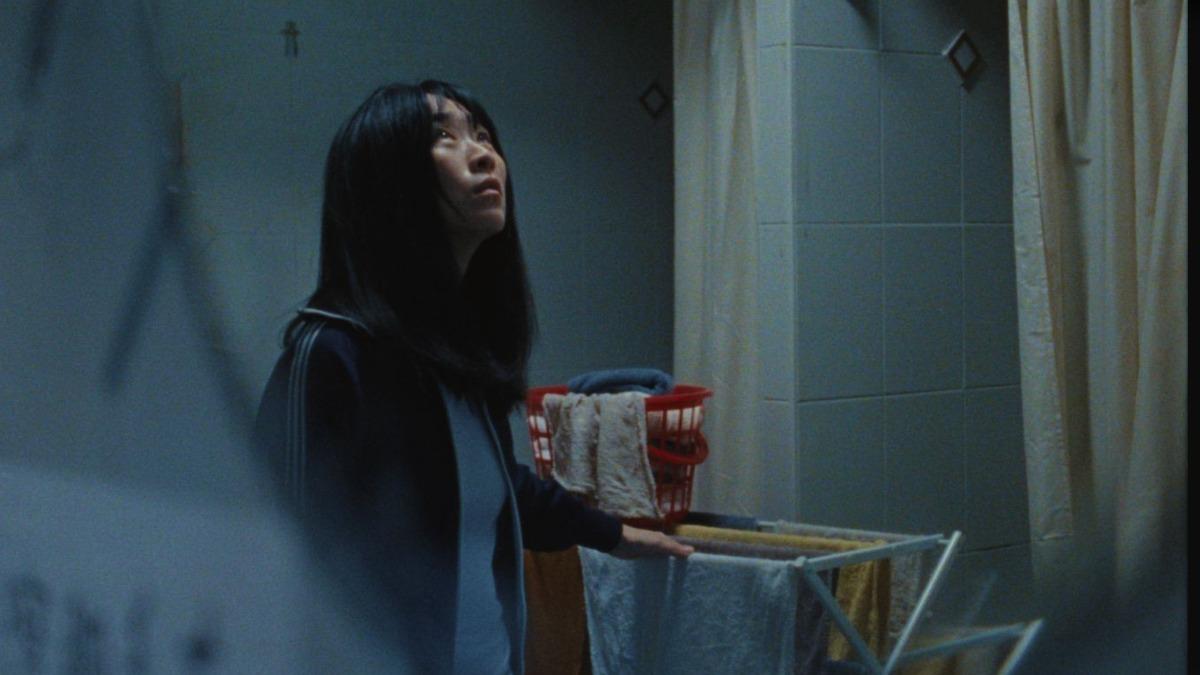 吳可熙在美國電影《藍色太陽宮》中飾演在異鄉努力掙扎生存的Amy。(圖/Big Buddha Pictures & Field Trip Media提供)