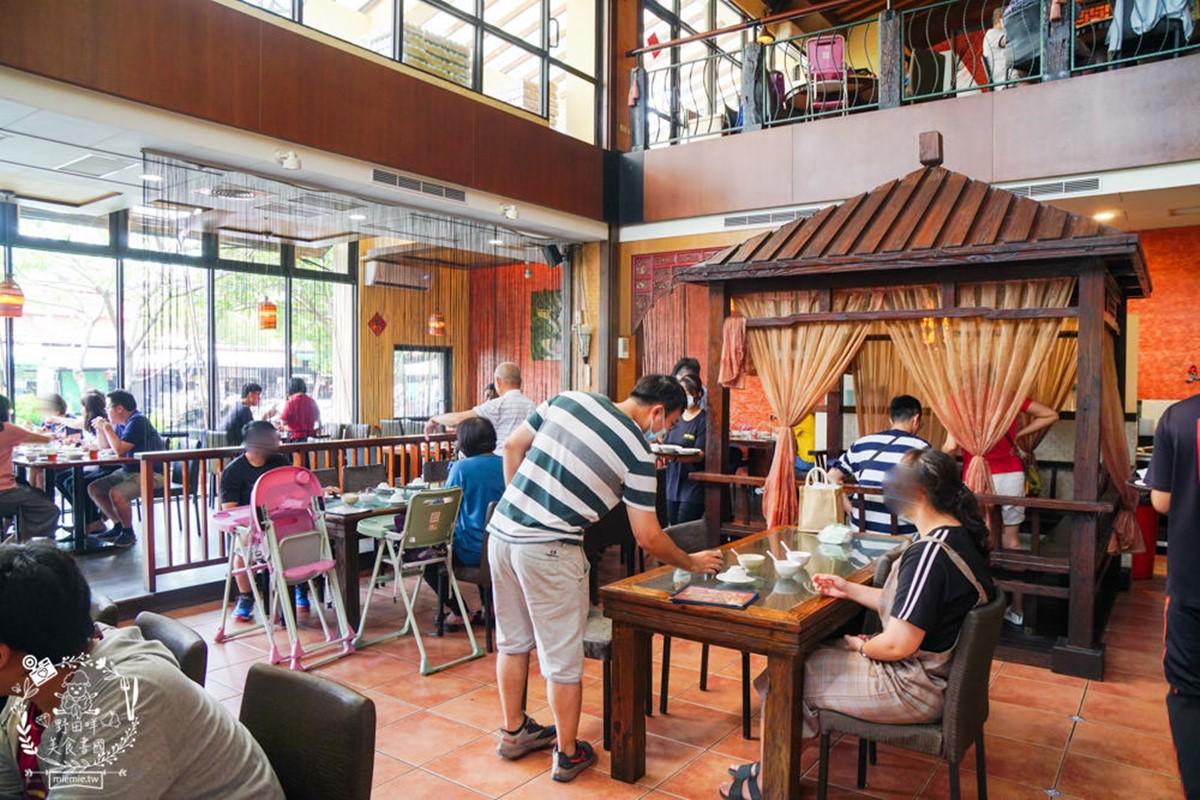 「東坡醉月」地點位於明誠一路，店內裝潢古色古香，用餐空間有２層樓。（圖／野田咩的美食書國提供）