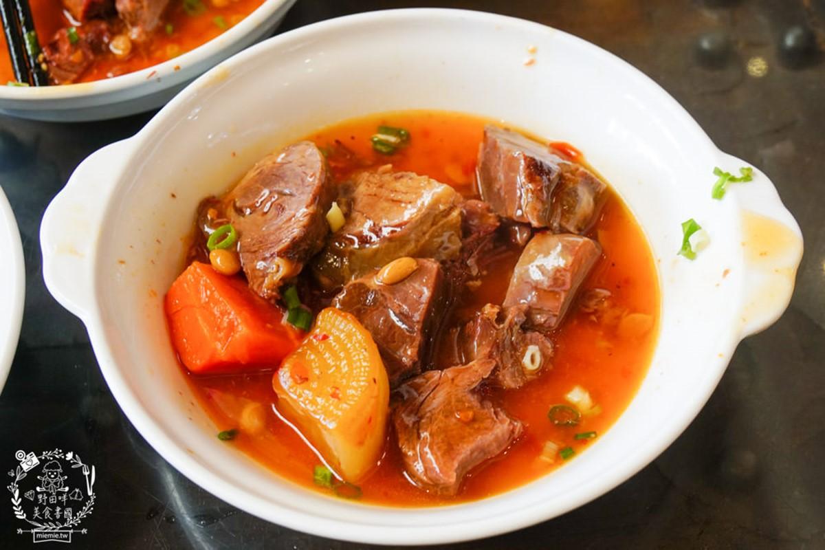 「紅燒牛腩」搭配紅蘿蔔、白蘿蔔一起燉煮，肉質軟嫩不柴。（圖／野田咩的美食書國提供）