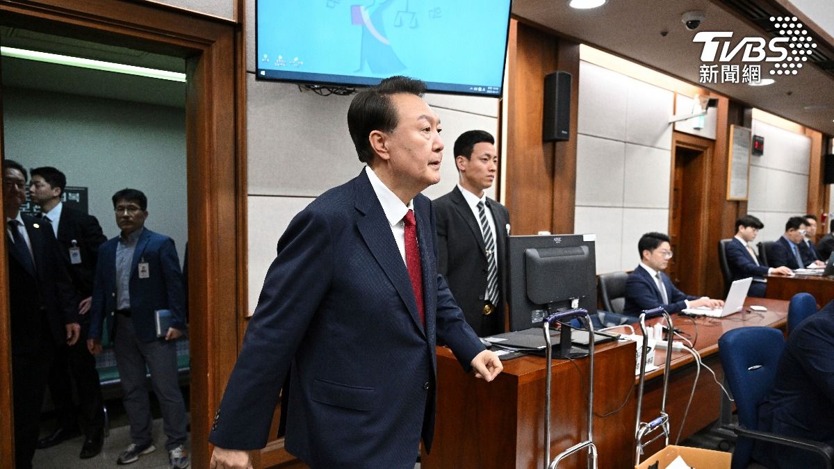 尹錫悅出庭畫面首曝光 臉色凝重坐被告席、眼神迴避鏡頭