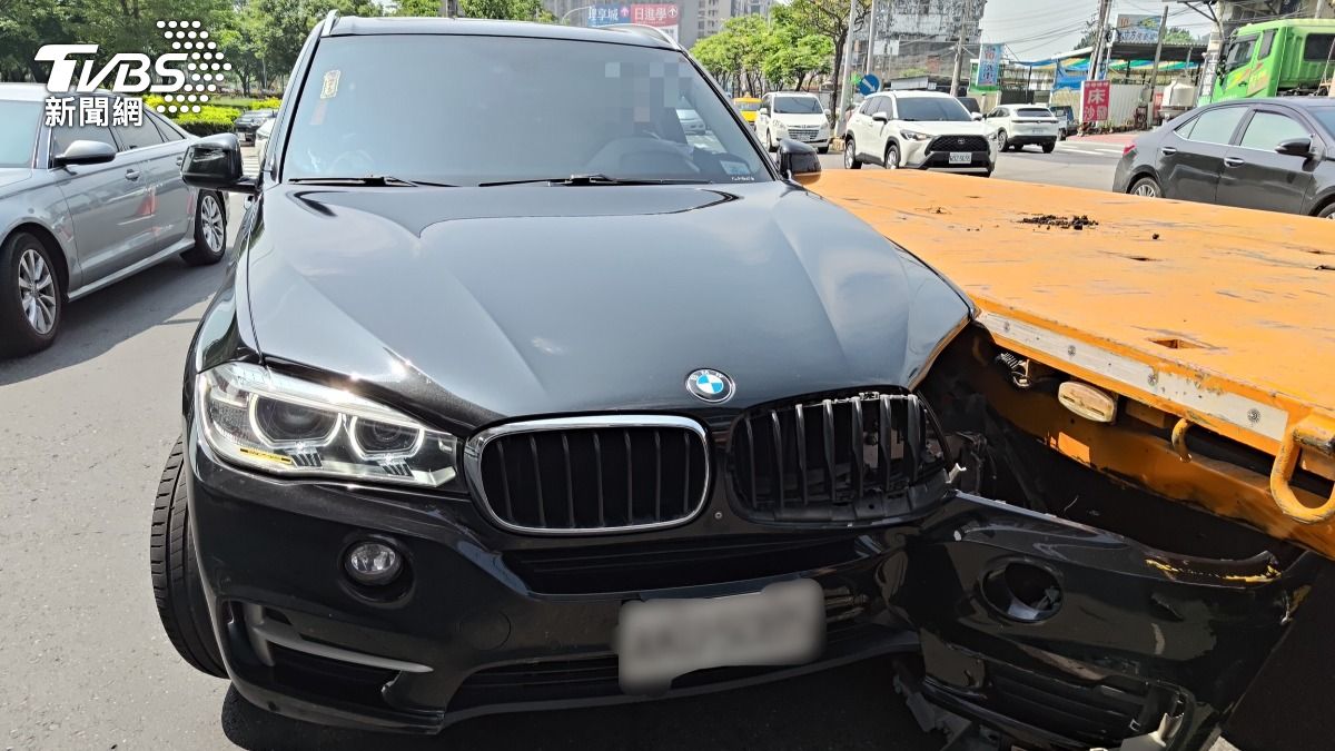 新北聯結車轉彎撞BMW！疑「內輪差」釀禍　維修費恐數十萬