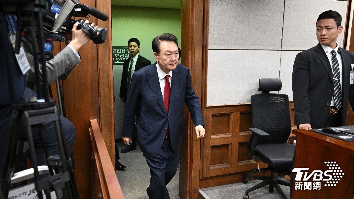 尹錫悅進入法庭時迴避媒體鏡頭。(圖/達志影像美聯社)