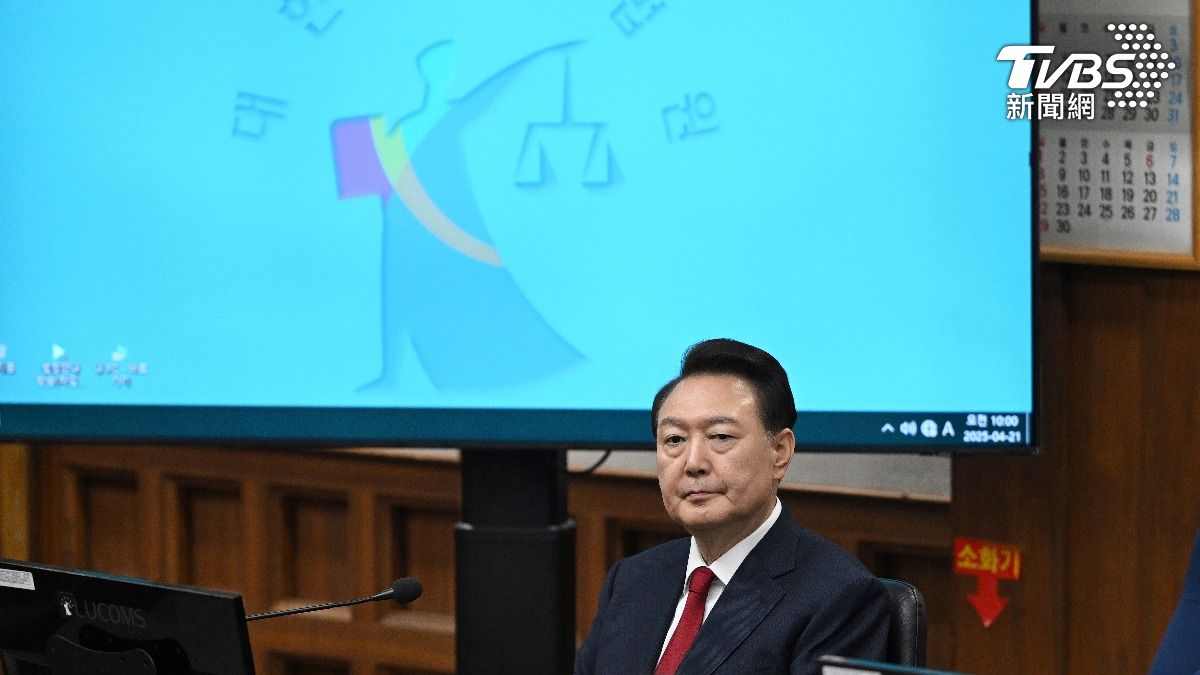 尹錫悅眼神始終沒看鏡頭。(圖/達志影像美聯社)
