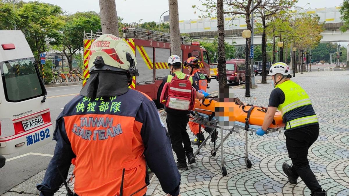 患者送醫搶救。（圖／翻攝畫面）