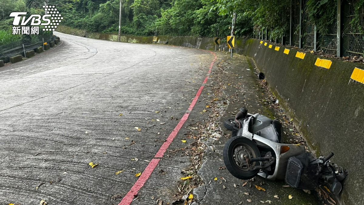 陡坡濕滑「煞不住」！台中女雙載機車撞牆　1死1傷