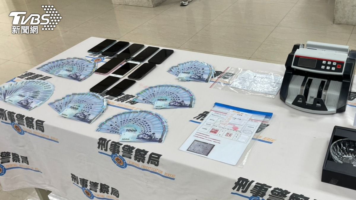 警方查獲現金等相關證物。（圖／TVBS）
