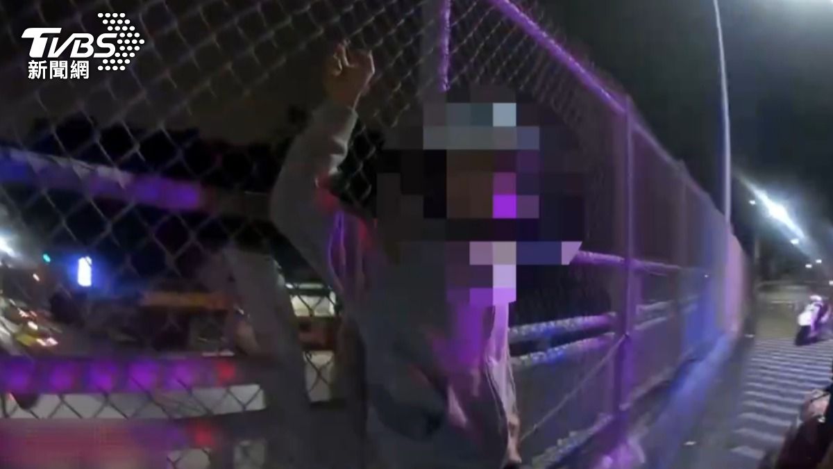 獨/撞車落跑騎到沒油!新北男亮「玩具槍」 逼路人幫推車去加油