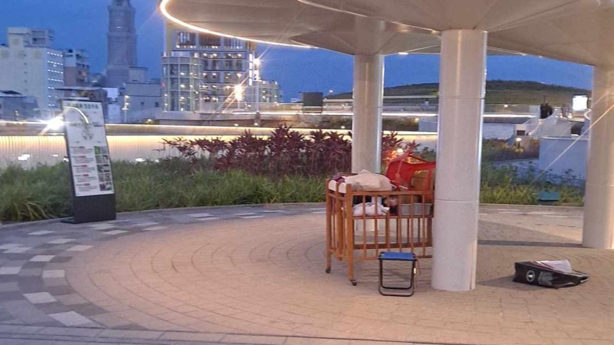 高雄最美天棚「淪廢棄場」!嬰兒床放1個月 市府、台鐵踢皮球