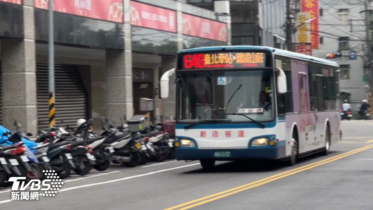 翁搭公車遭驅趕。（圖／TVBS）