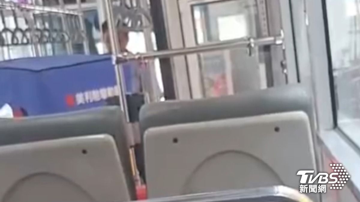 獨/翁坐電動輪椅搭公車遭趕 學生目擊控:司機大吼態度差