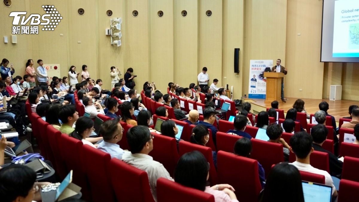 紐曼教授台大演說，場面熱烈/照片提供:TVBS