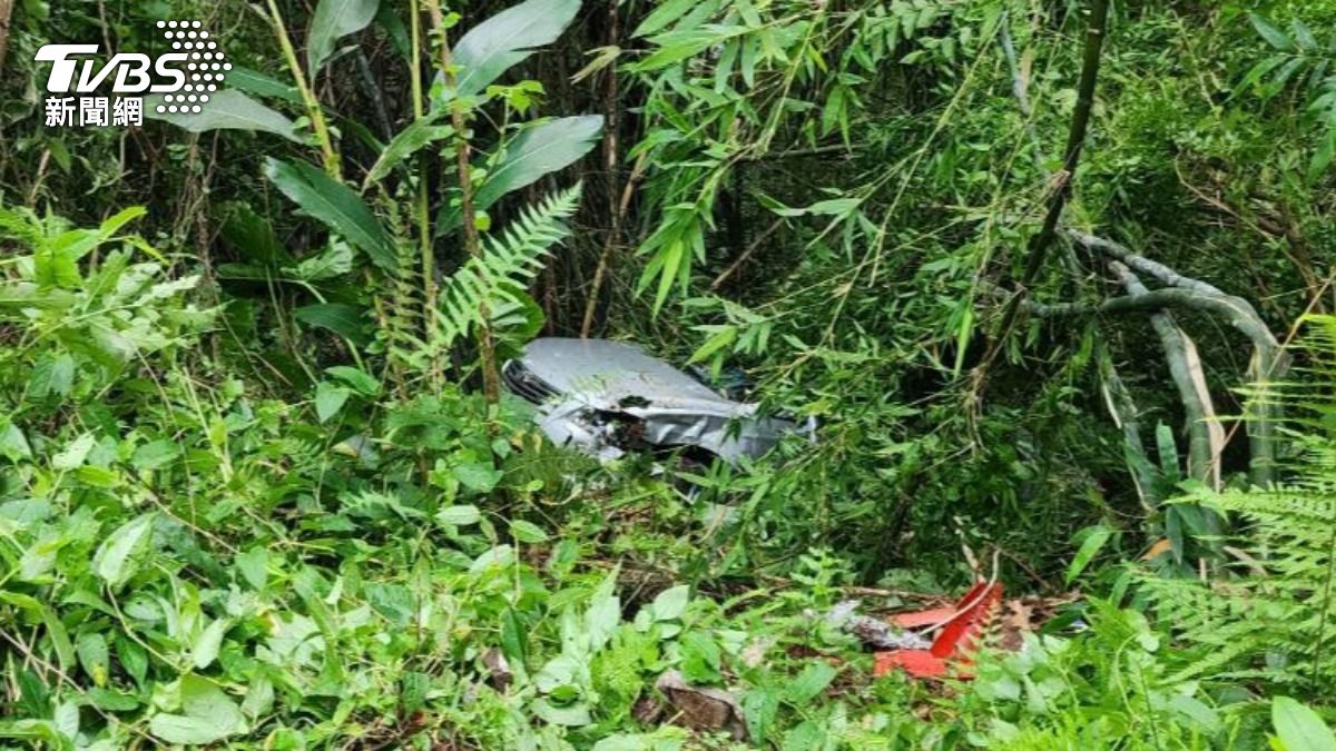 快訊/北市陽明山「屋頂上」旁轎車衝下山 警消緊急搶救