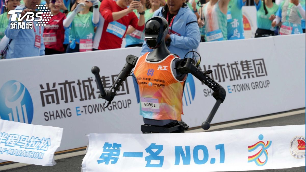 全球首「人機共跑」半馬 天工機器人2時40分奪冠