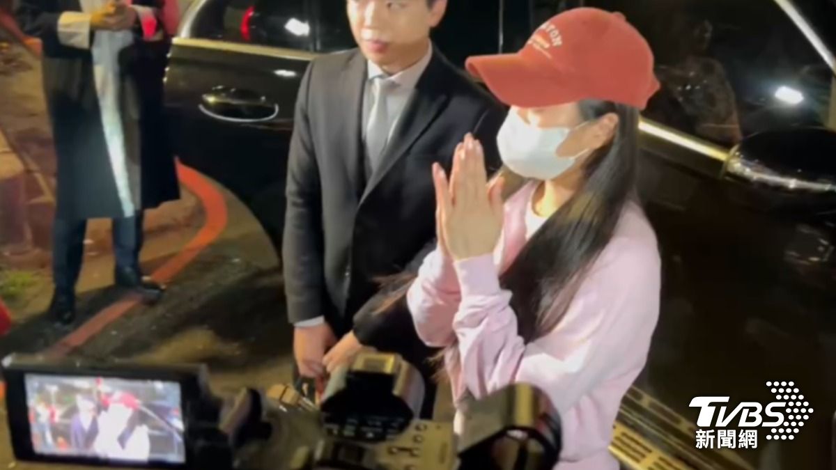 家寧雙手合十、三度鞠躬，簡短回應「大家辛苦了」。（圖／TVBS）