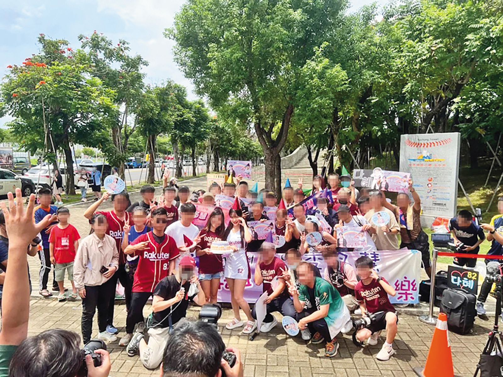 李多慧（前排右六）來台人氣旺，經常辦活動與粉絲互動。（圖／奧比懷登提供）