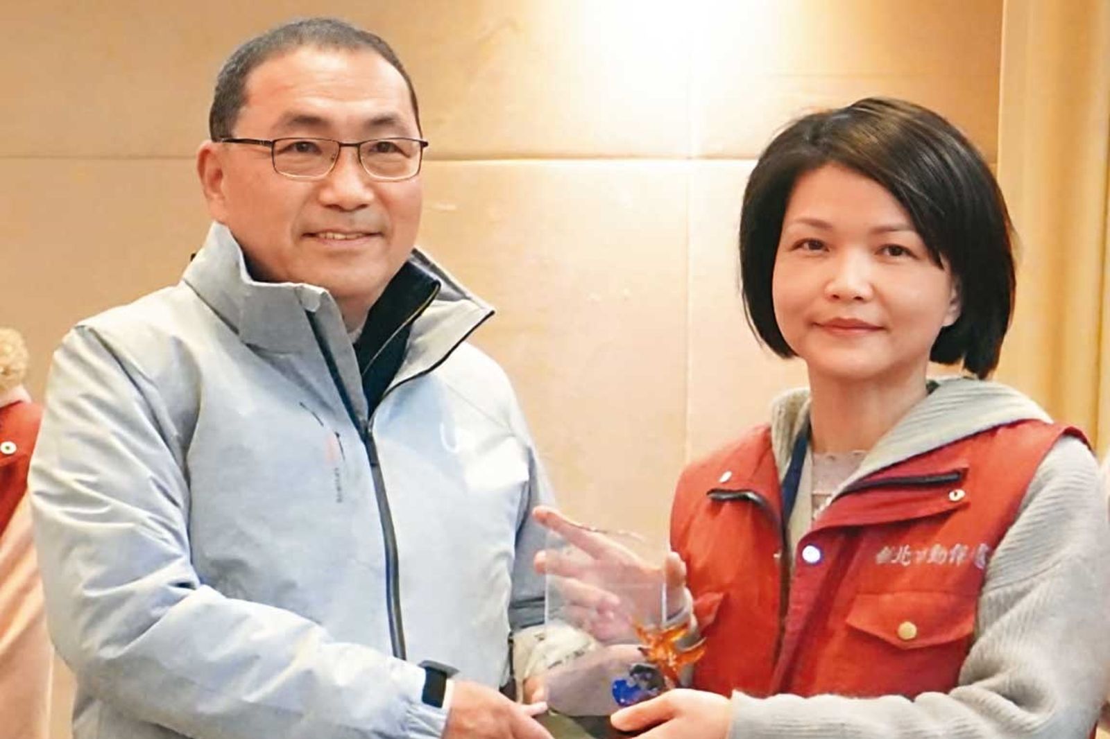 新北市動保處廠商爆出虐貓、霸凌等爭議,處長楊淑方(右)被指控護航包庇。左為新北市長侯友宜。(圖/翻攝新北市動保處官網)