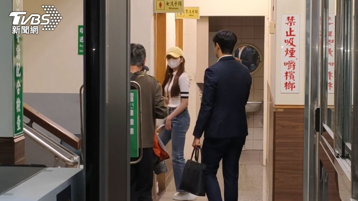 家寧父母與妹妹3人於昨天晚間9點獲准交保後，為躲避媒體關注，一度躲入廁所約8分鐘。（圖／陳冠宇攝）