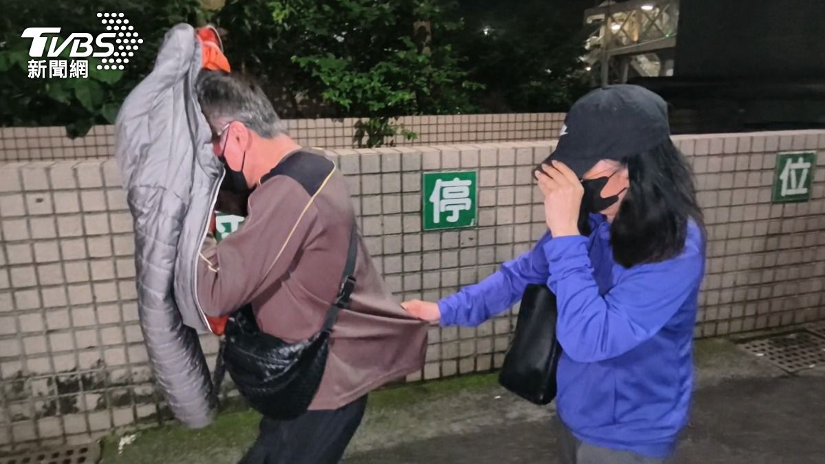 家寧父母2人不斷以衣物遮掩面部，模樣十分狼狽。（圖／陳冠宇攝）