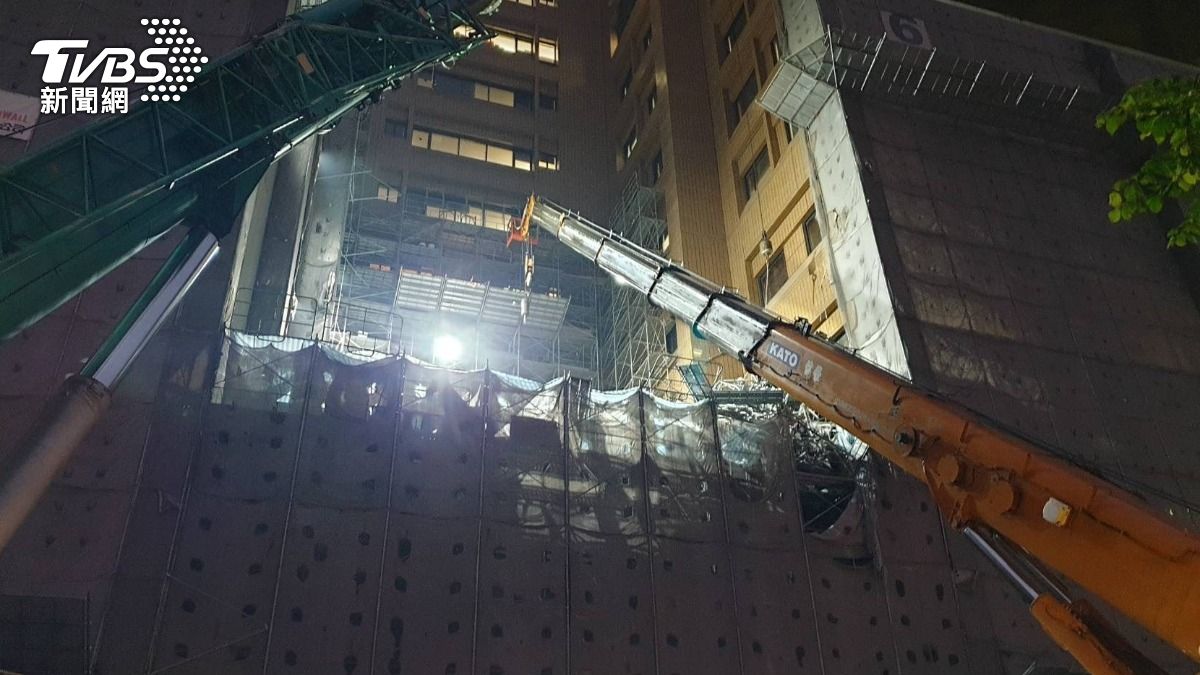 一名失聯移工在三樓鷹架堆中被尋獲。(圖/TVBS)