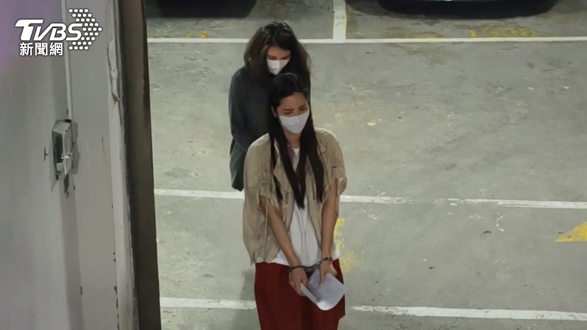 前名模蕭瑋葶（前）與嫂嫂陳品君（後）涉成立幽靈協會假公益真吸金，遭士林地院裁定收押。（圖／陳冠宇攝）