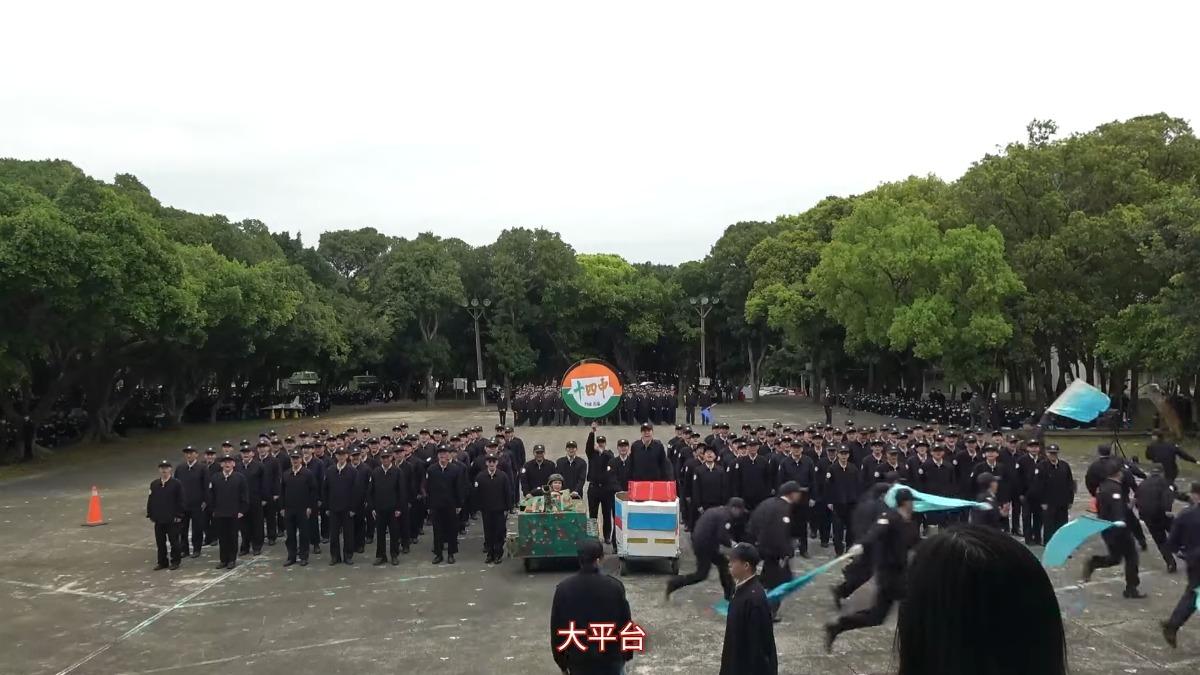 王大陸軍中突喊「滿滿的大平台」。(圖/翻攝自YouTube)