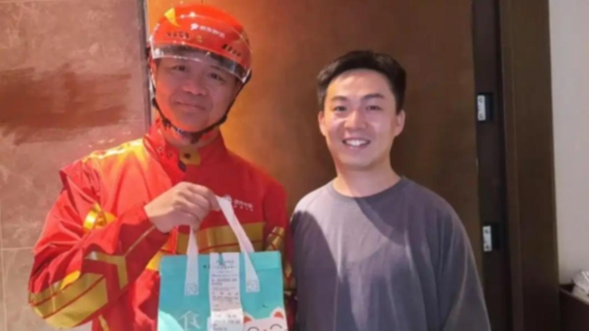 開門拿餐嚇一跳 外送員竟是千億富豪