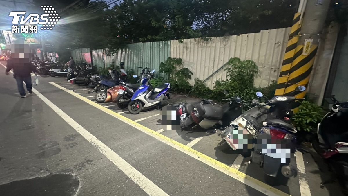 新北女無照駕駛,分神撞倒15輛機車。(圖/TVBS)
